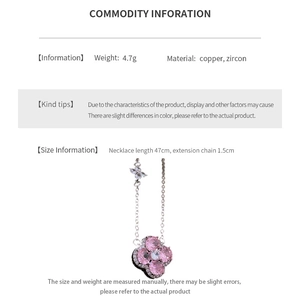 Détails du collier pendentif fleur à quatre feuilles en zircon rose et chaîne argentée