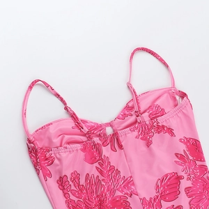 Details von rosa floral geprägtem Stoff an einem Kleid mit verstellbaren Trägern