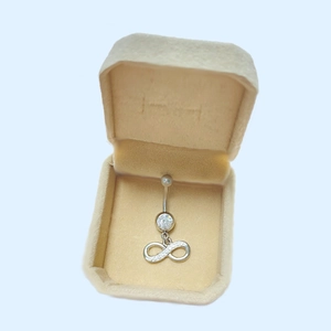 Piercing de nombril infini en argent avec zircons blancs dans un coffret à bijoux beige