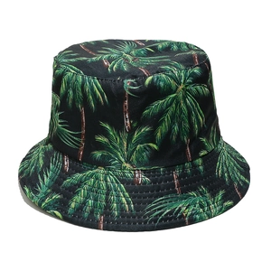 Dettaglio della stampa a palma tropicale e cuciture su un cappello a secchiello nero