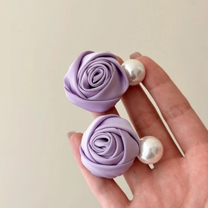 Barrette élégante rose en tissu violet avec perle blanche pour coiffure féminine