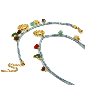 Collier bohème tissé avec breloques dorées 18K et pendentifs en forme de cœur