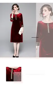 Dettaglio dei ricami di perline e paillettes sui polsini di un abito in velluto rosso