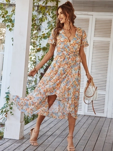 Détail de la robe midi fleurie à col en V avec design cache-cœur et ourlet irrégulier