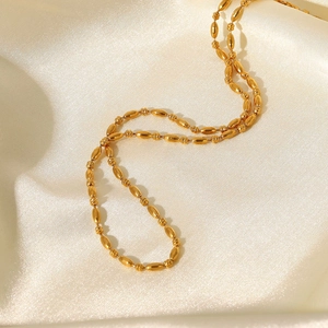 Dettaglio della collana a doppia catena di perle placcata oro 18K su seta bianca
