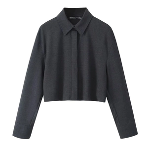 Détail d'une chemise courte gris foncé avec col à revers classique et texture tissée