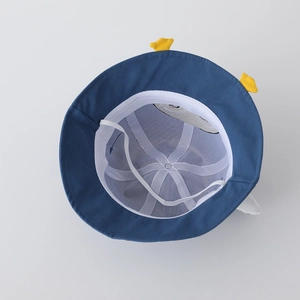 Détail d'un chapeau de pêcheur enfant avec doublure en mesh respirant et cordon réglable
