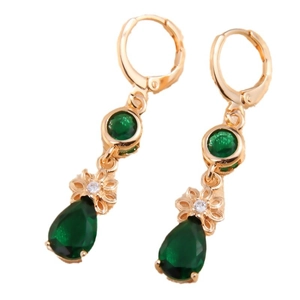 Orecchini a goccia dorati con pietre verde smeraldo e scintillanti accenti bianchi di lusso