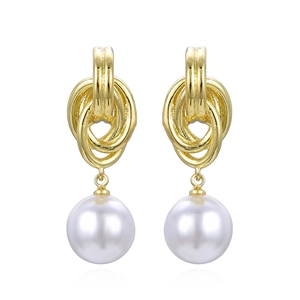 Elegante goldene verschlungene Creolen mit weißen Perlen für einen minimalistischen Stil