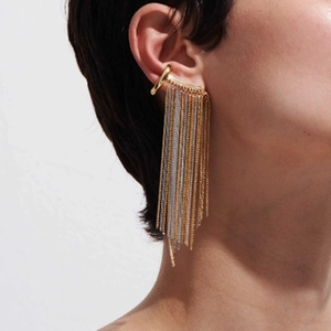Orecchini a clip con nappe in acciaio inossidabile oro e argento indossati da modella