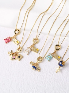 Reis hanger ketting set met kleurrijke emaille koffers, vliegtuigen en globes