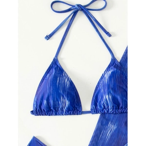 Détail d'un haut de bikini bleu et blanc à licou avec un design de bonnet triangle