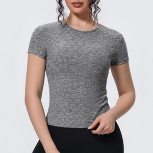 Vue de face du t-shirt de yoga gris chiné ajusté avec tissu sport respirant