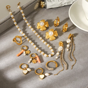Luxuriöses Schmuckset aus Edelstahl mit Perlen Blumenquasten und feinen Ringen