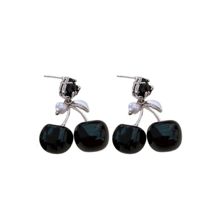 Orecchini a ciliegia con perle e pietre nere dal design vintage in argento lucido