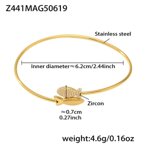 Détail du bracelet poisson en acier plaqué or 18k avec des pierres de zircon micro-pavées