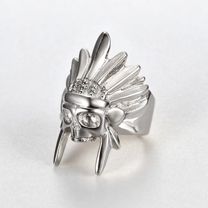 Detailansicht eines silbernen Indianer-Häuptling-Totenkopfrings aus Edelstahl mit Federn