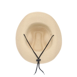 Vue détaillée du chapeau de paille avec mentonnière noire réglable et texture fine