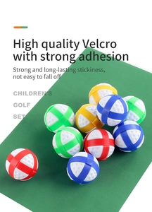 Primer plano de pelotas de golf de velcro de colores con gran adhesión para niños
