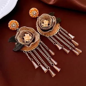 Boucles d'oreilles fleuries avec pétales dorés, perles ambrées et franges de cristal