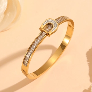 Détail du bracelet boucle de ceinture doré serti de zircons géométriques brillants
