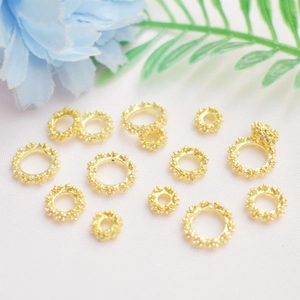 Détail de perles d'espacement flocon de neige plaquées or 14K avec zircons pour bijoux