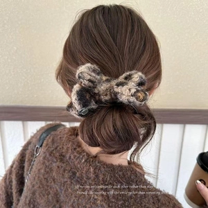 Pince à cheveux avec nœud en peluche léopard pour femme en fausse fourrure douce