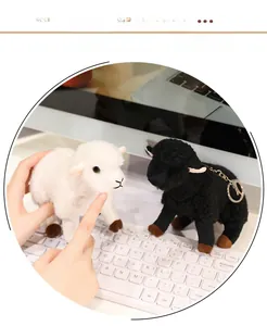 Gros plan de peluches mouton noir et blanc avec texture douce et détail porte-clés