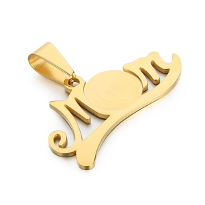 Détail d'un pendentif MOM doré avec finition métallique polie sur fond blanc épuré