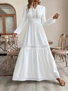 Detailansicht der weißen Spitzen-Patchwork und Laternenärmel am böhmischen Maxikleid