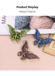 Détail de broches papillon avec strass colorés et montures en alliage doré chic
