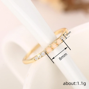 Minimalistischer Goldring mit orangefarbenen Opalen und weißen Zirkonia für Damen