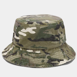 Detailansicht des Camouflage-Anglerhuts mit verstärkten Nähten an der Krempe für Wanderungen