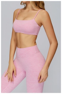 Dettaglio del set yoga rosa mélange con reggiseno sportivo e leggings a vita alta