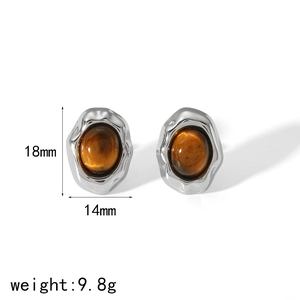 Vue détaillée de boucles d'oreilles œil de tigre, dimensions 18mm de haut et 14mm de large