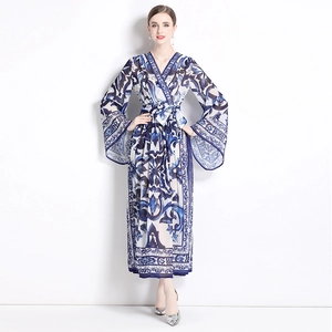 Robe longue imprimé porcelaine bleu et blanc avec col en V, manches cloches et ceinture