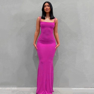 Detalle del vestido maxi fucsia ajustado con tirantes finos y textura de punto elástico