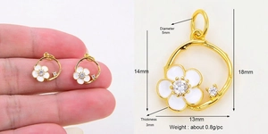Vue détaillée du pendentif marguerite avec spécifications de 13 mm de large et 18 mm