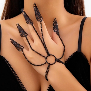 Bracciale ad anello gotico in pizzo nero con artigli metallici e catene di dettaglio