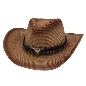 Détail d'un chapeau de cowboy en paille avec bande ethnique et crâne de bœuf vintage