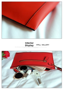 Detailweergave van de rode lederen clutch met opbergruimte voor cosmetica en accessoires