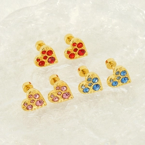 Set orecchini a cuore dorati con strass rossi, rosa e blu su superficie ghiacciata