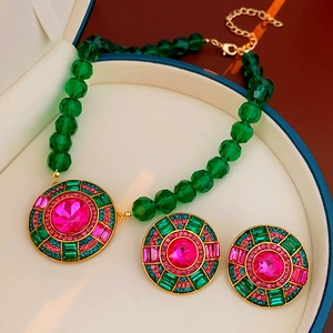 Dettaglio di collana e orecchini vintage con pietre colorate in stile francese