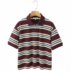 Détail du tissu en maille piquée et du col polo à rayures sur un t-shirt bordeaux