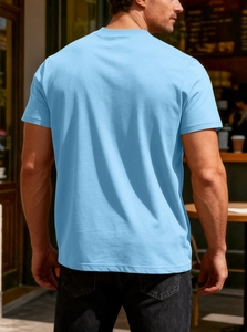 Dettaglio della trama a nido d'ape azzurro sul retro della maglietta da uomo a maniche corte