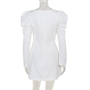 Détail du dos d'une robe blanche à manches bouffantes avec fermeture éclair invisible