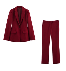 Dettaglio in piano di un completo da donna bordeaux con blazer slim e pantaloni dritti