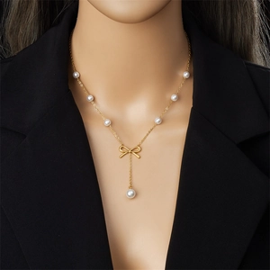 Collier ras du cou doré avec perles et un pendentif nœud délicat pour femme