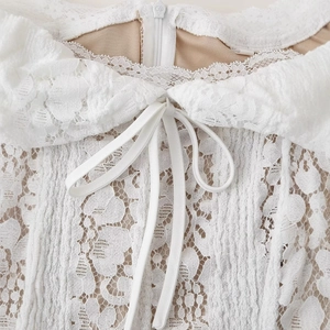 Elegante witte off-shoulder kant jurk met bloemmotieven en een gedetailleerde ritssluiting
