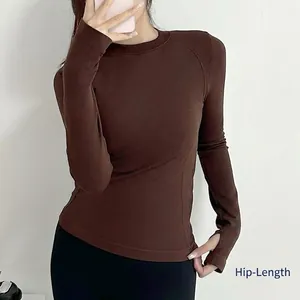 Haut de yoga à manches longues Swiftly Tech marron foncé avec passe-pouces et coupe ajustée